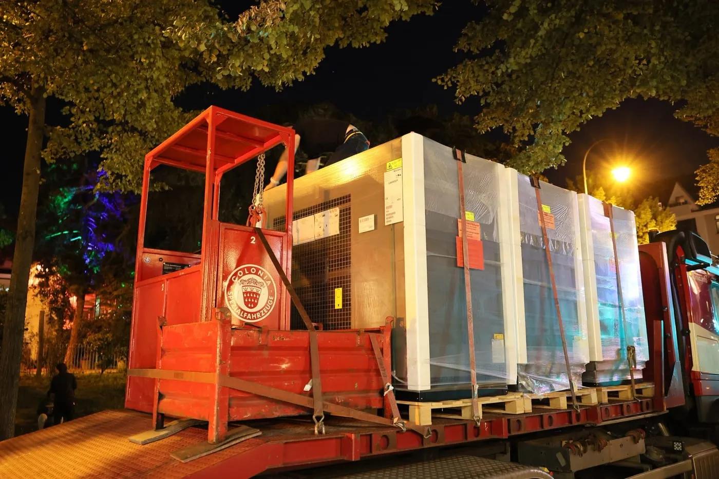 Eine Wärmepumpe wird an der Fassade eines Kölner Wohnhauses angeliefert