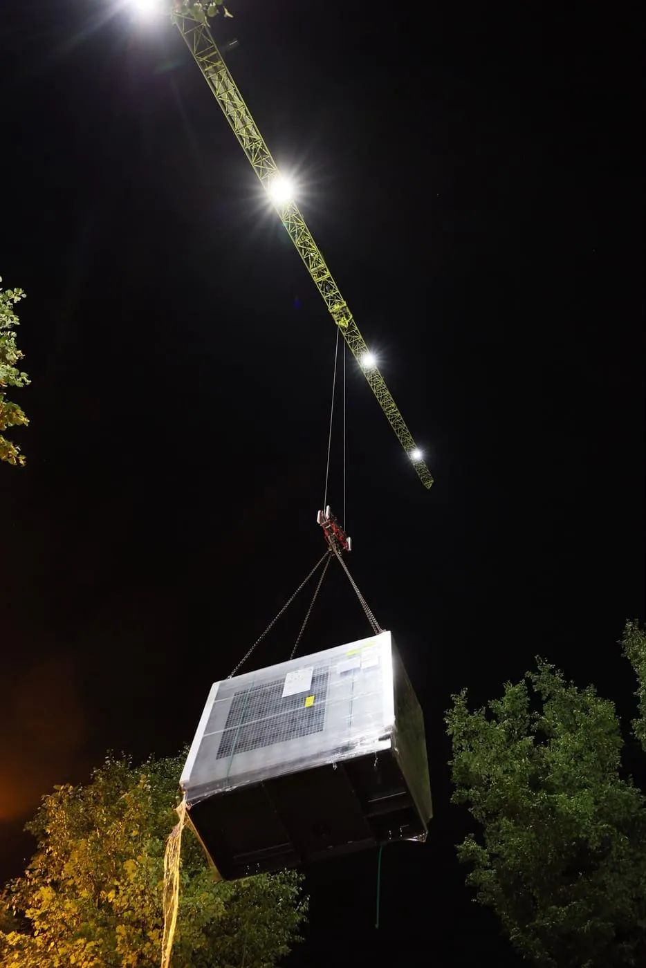 Kranausleger bei Nacht über den Bäumen an der Venloer Straße