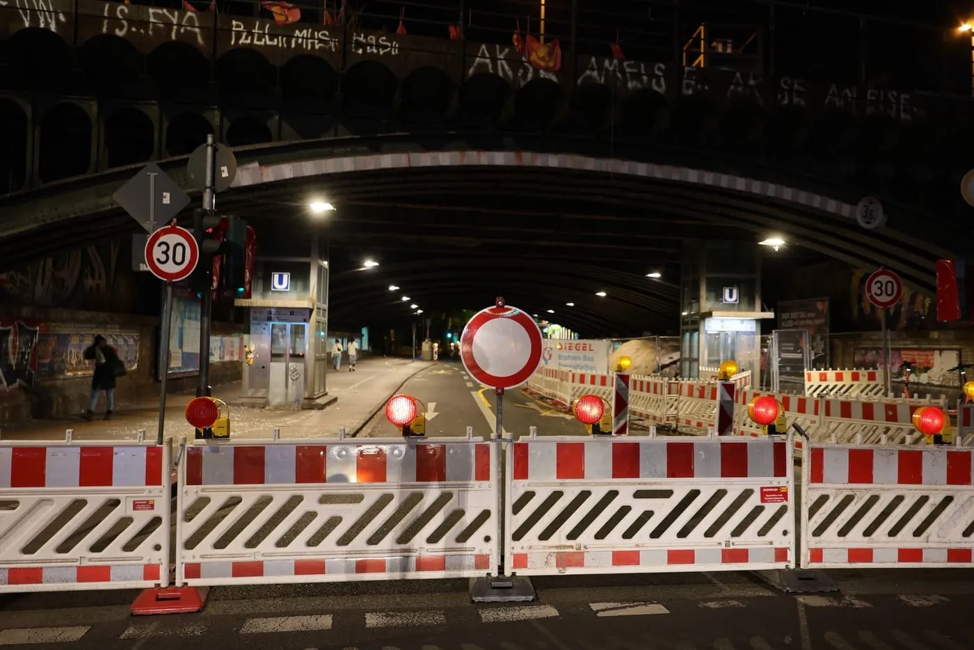 Absperrung der Venloer Straße unter der Eisenbahnbrücke während der Montage