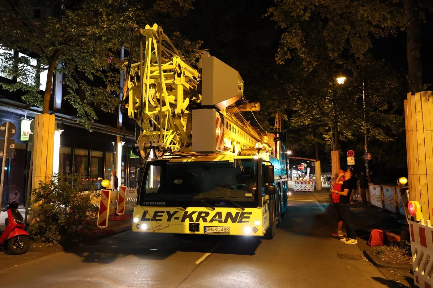 Autokran bei Nacht auf der abgesperrten Venloer Straße
