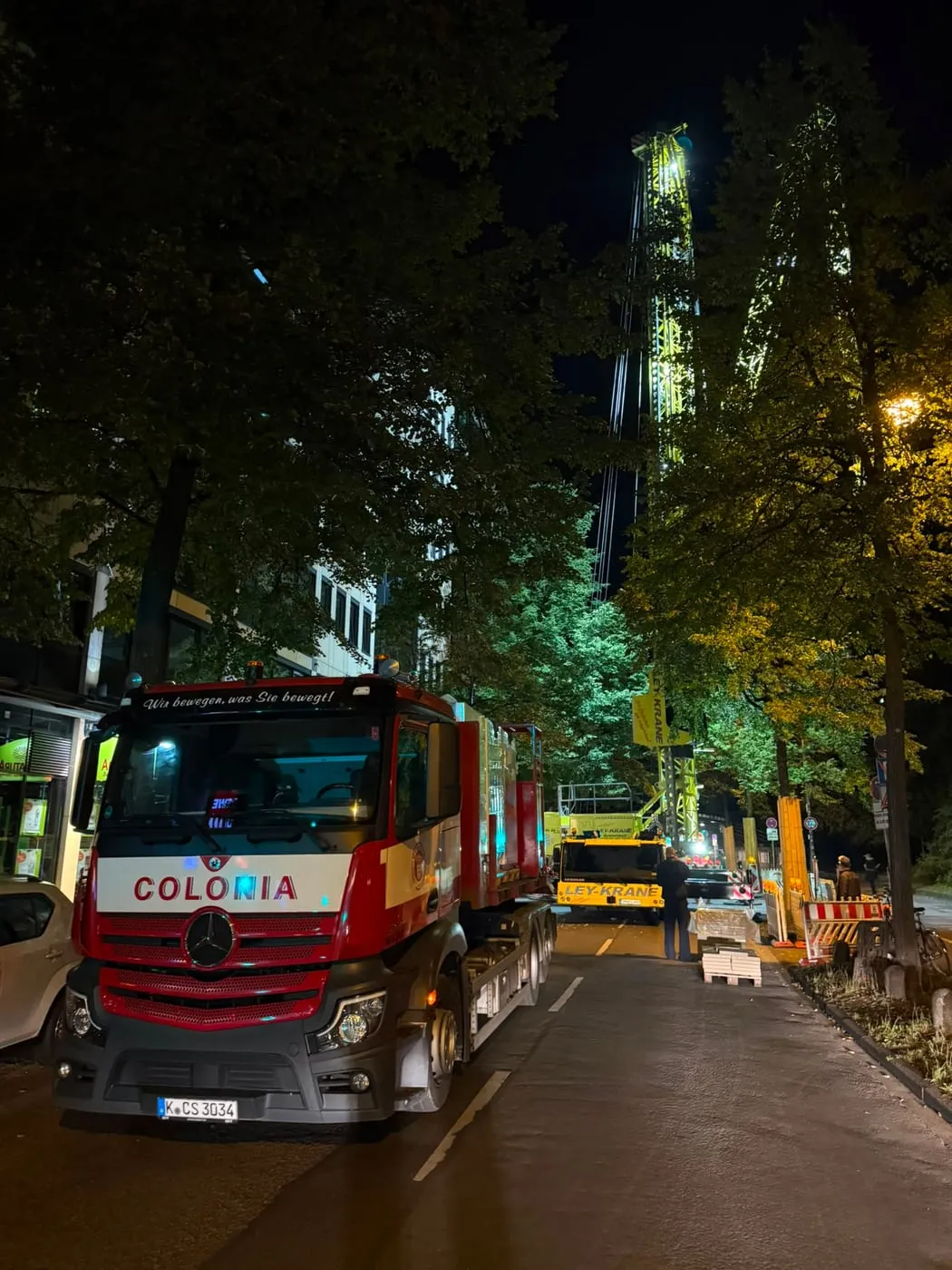 Kranfahrzeug bei Nacht in der abgesperrten Venloer Straße