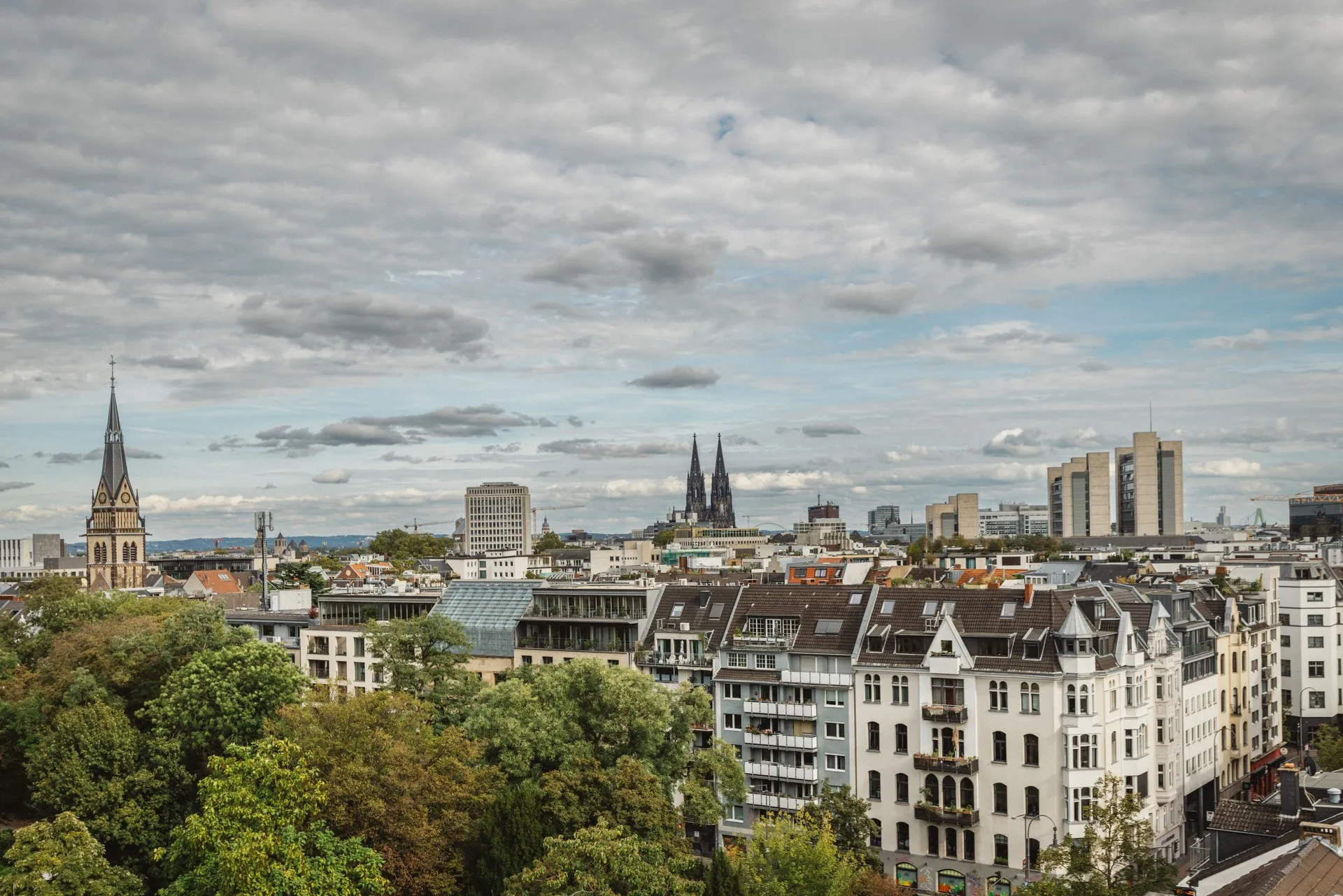 Blick über die Wohngebäude am Kölner Stadtgarten mit dem Dom im Hintergrund