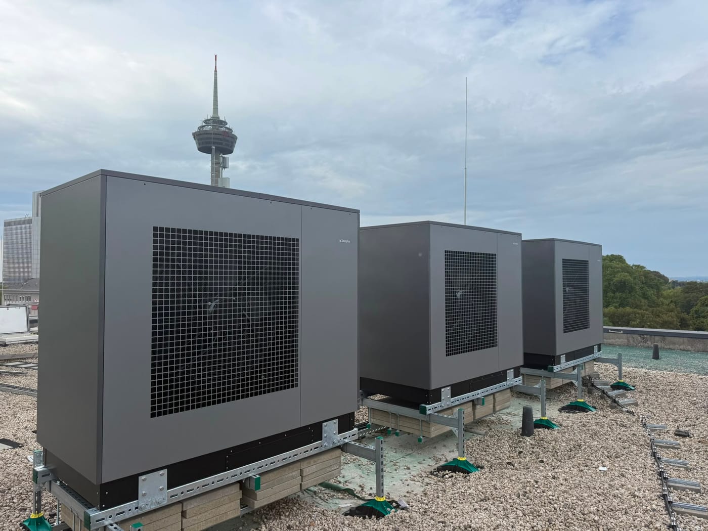 Drei Luft-Wasser-Wärmepumpen von econeo energy auf dem Dach des Stadtgarten Karrees in Köln, im Hintergrund der Colonius